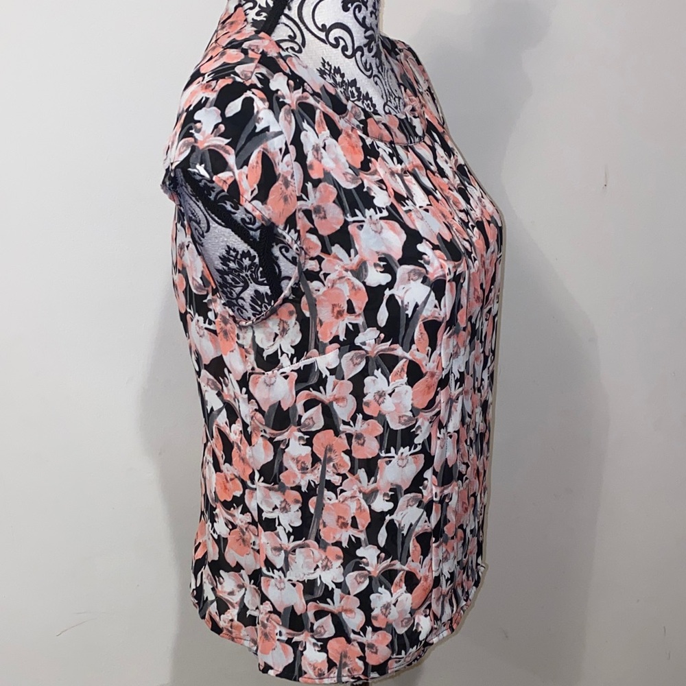 5/$50 Worthington Black and Coral Floral Cap Sleeve Blouse Size Medium - Picture 4 of 10